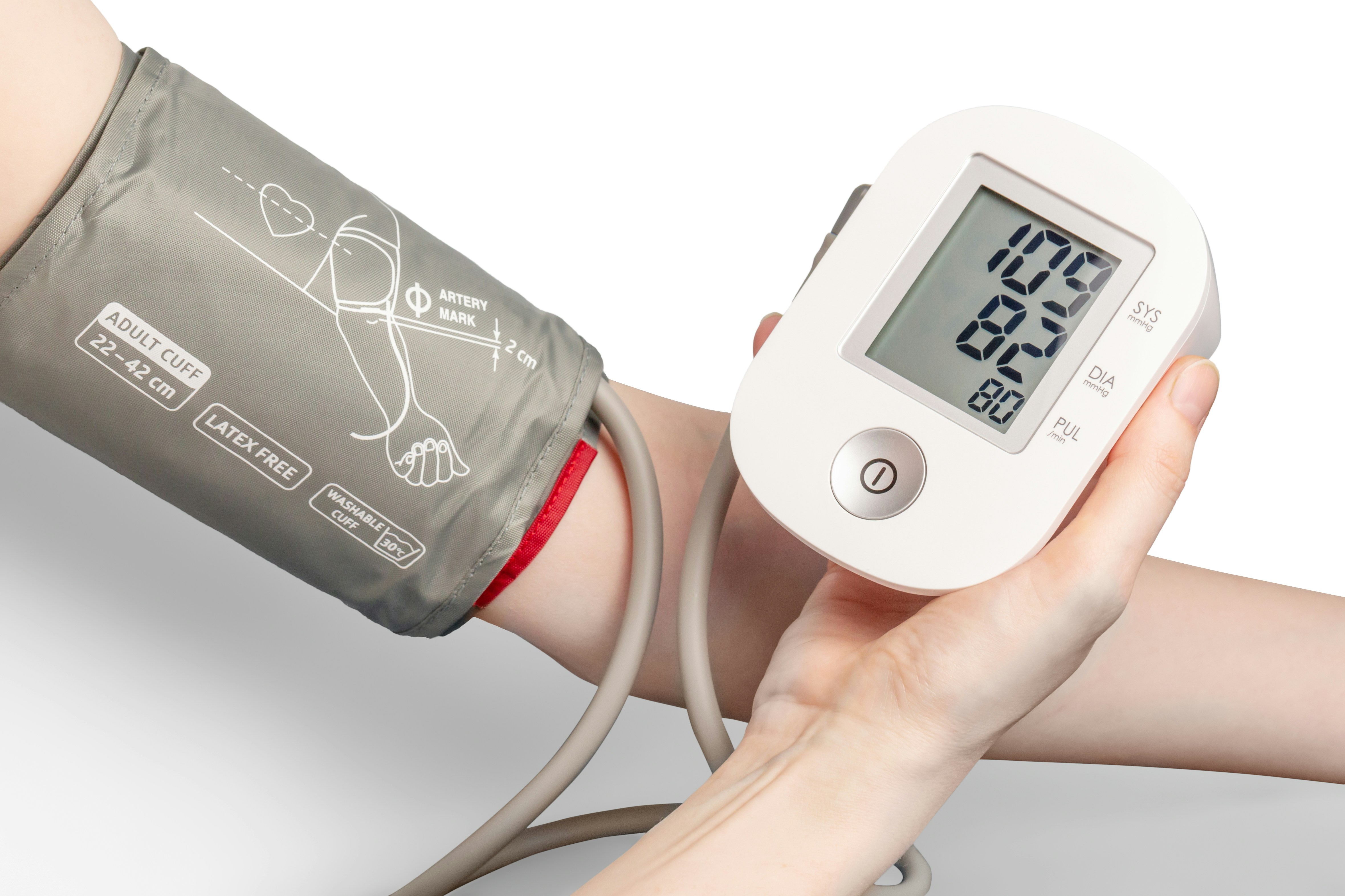 更年期の女性が血圧計で血圧測定をしている