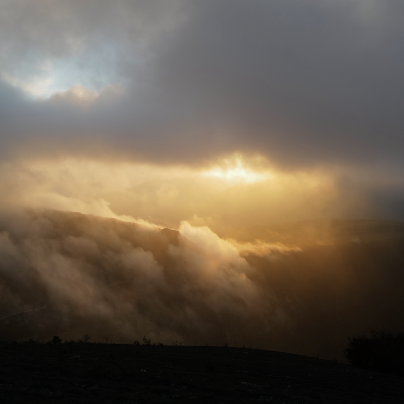 「習慣水」の生産地イタリアのエミリア・ロマーニャ州にある山の上から撮った雲と太陽