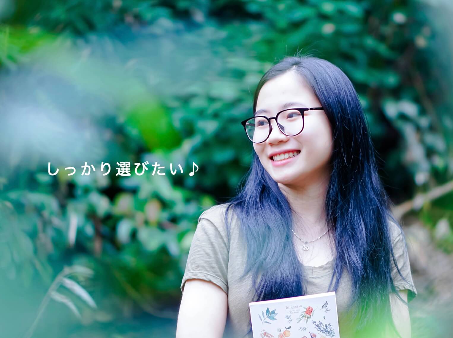 “サプリをしっかり選んでいる女性の写真