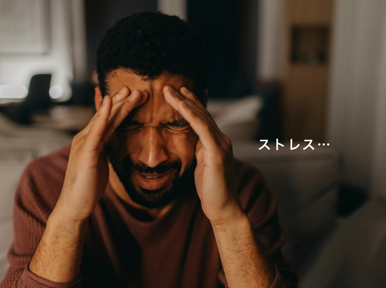 ストレスを抱えている男性の写真