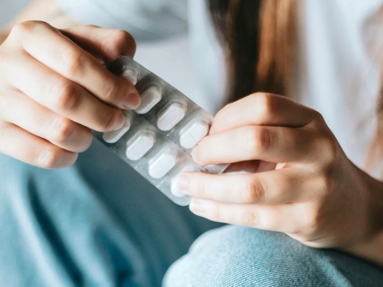 市販薬を使用しようとする女性の手元