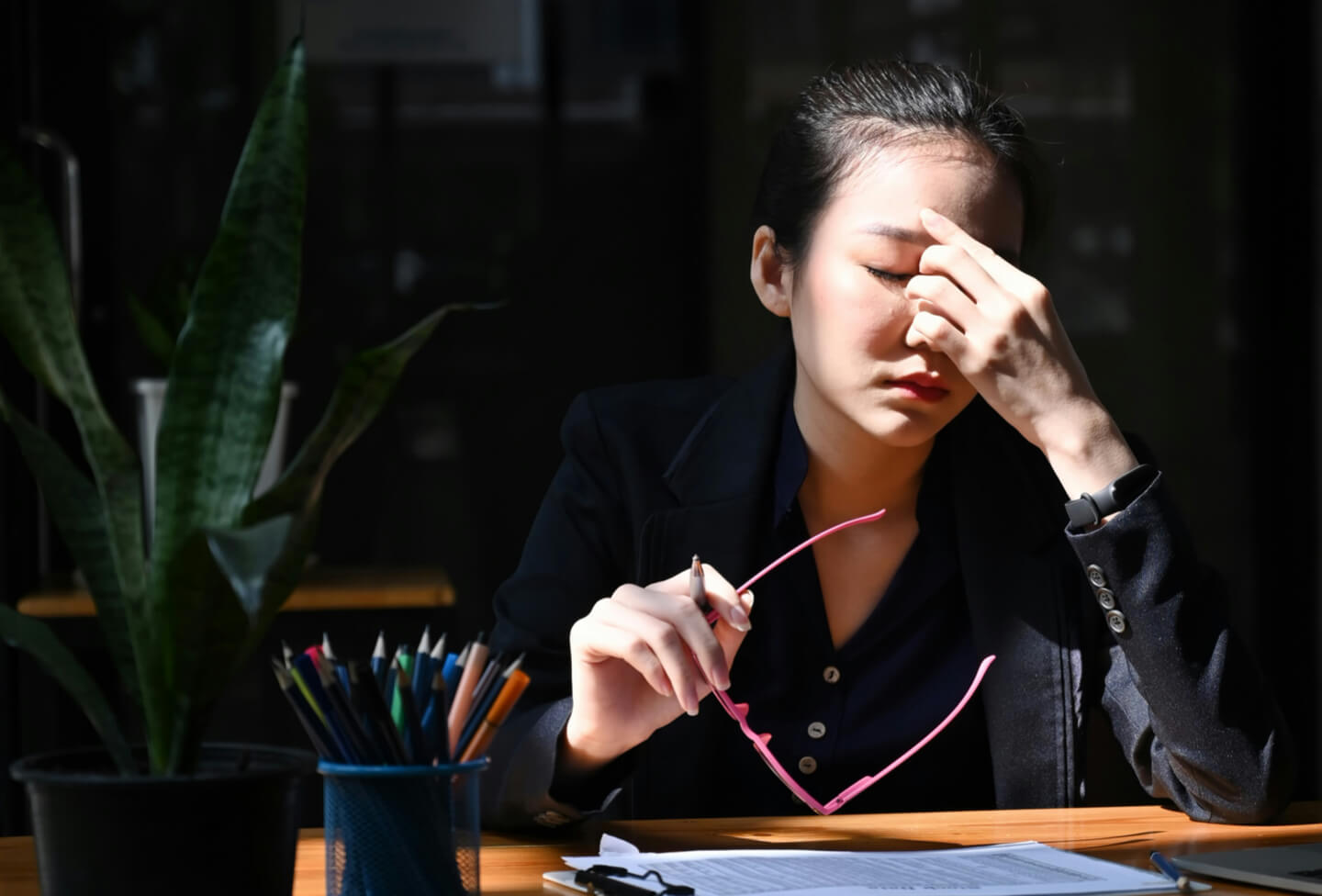 更年期の体調不良で悩んでいる女性の写真