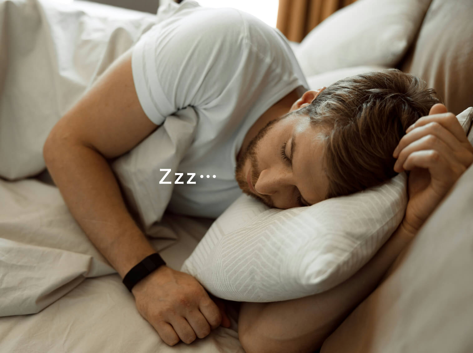 成長ホルモンサプリを摂ってしっかり疲労回復できる睡眠をとることができて寝ている男性の写真