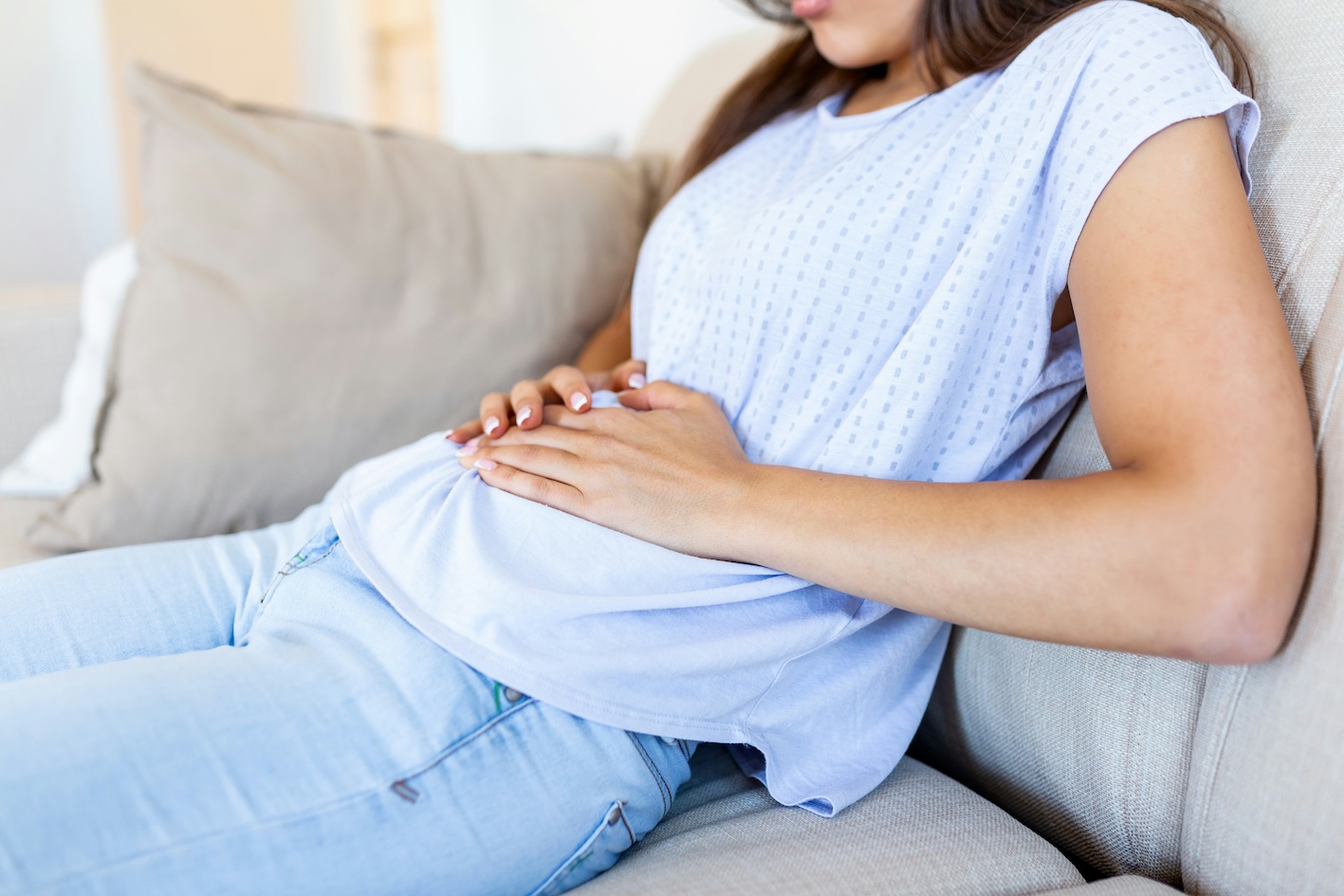 酵素サプリで食べ過ぎたものを消化している女性