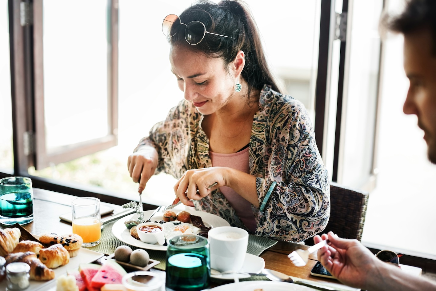 レバーの肉をたべている女性