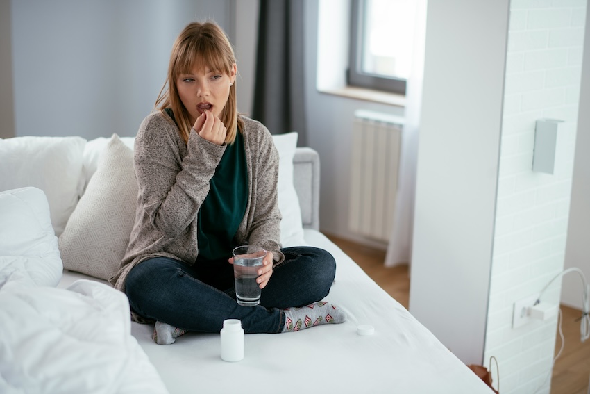 更年期サプリを飲む女性