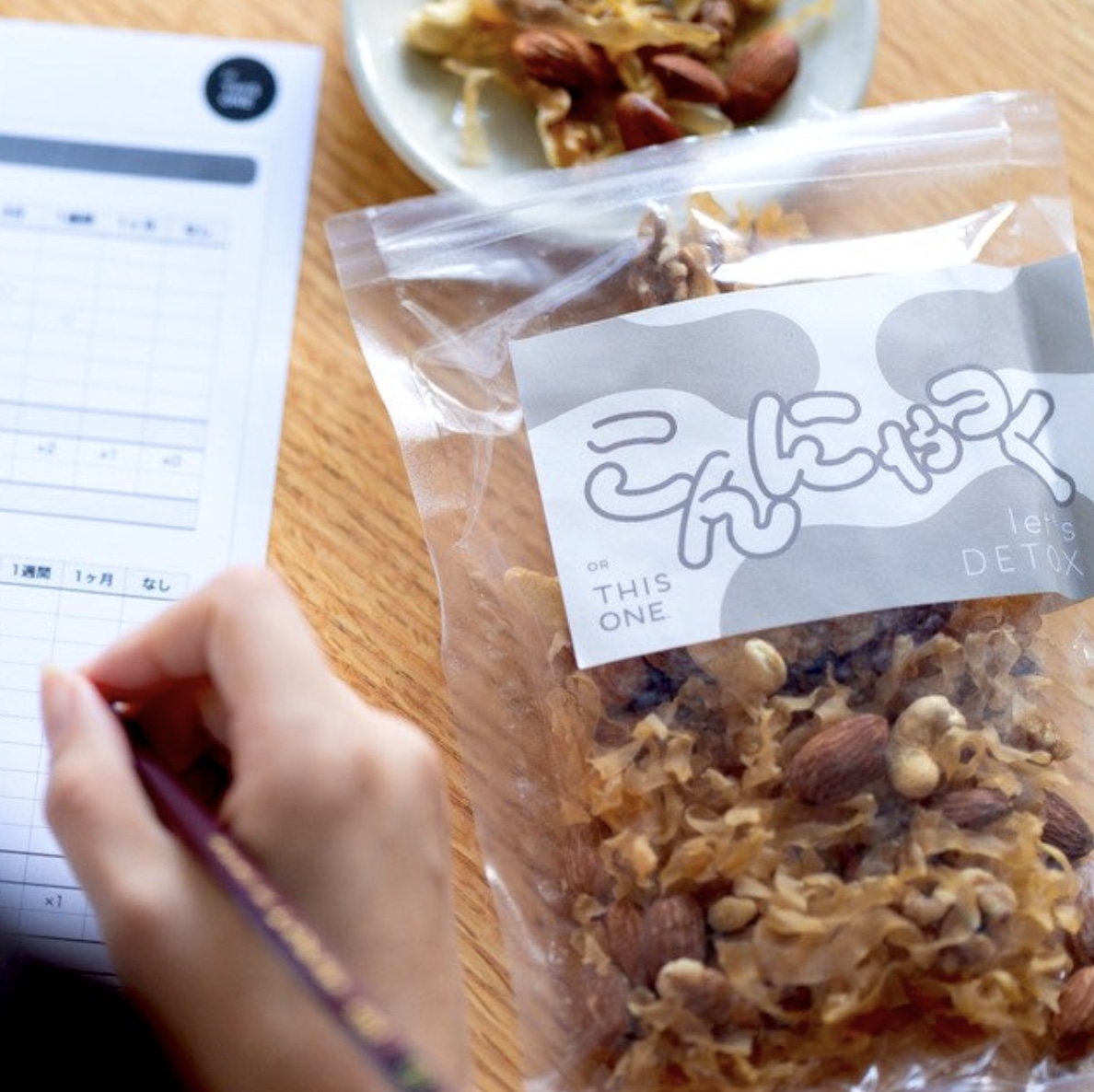 机に置いている更年期専門店オアディスワンのおきかえナッツ「こんにゃっく」のイメージ