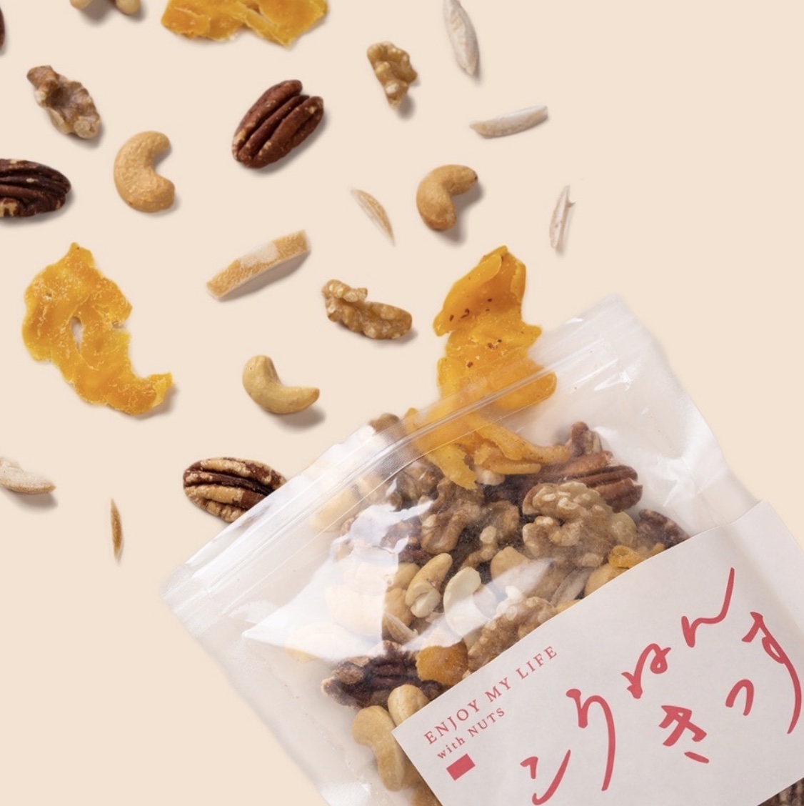 更年期専門店オアディスワンのおきかえナッツ「こうねんきっす」に含まれるナッツとドライフルーツのイメージ