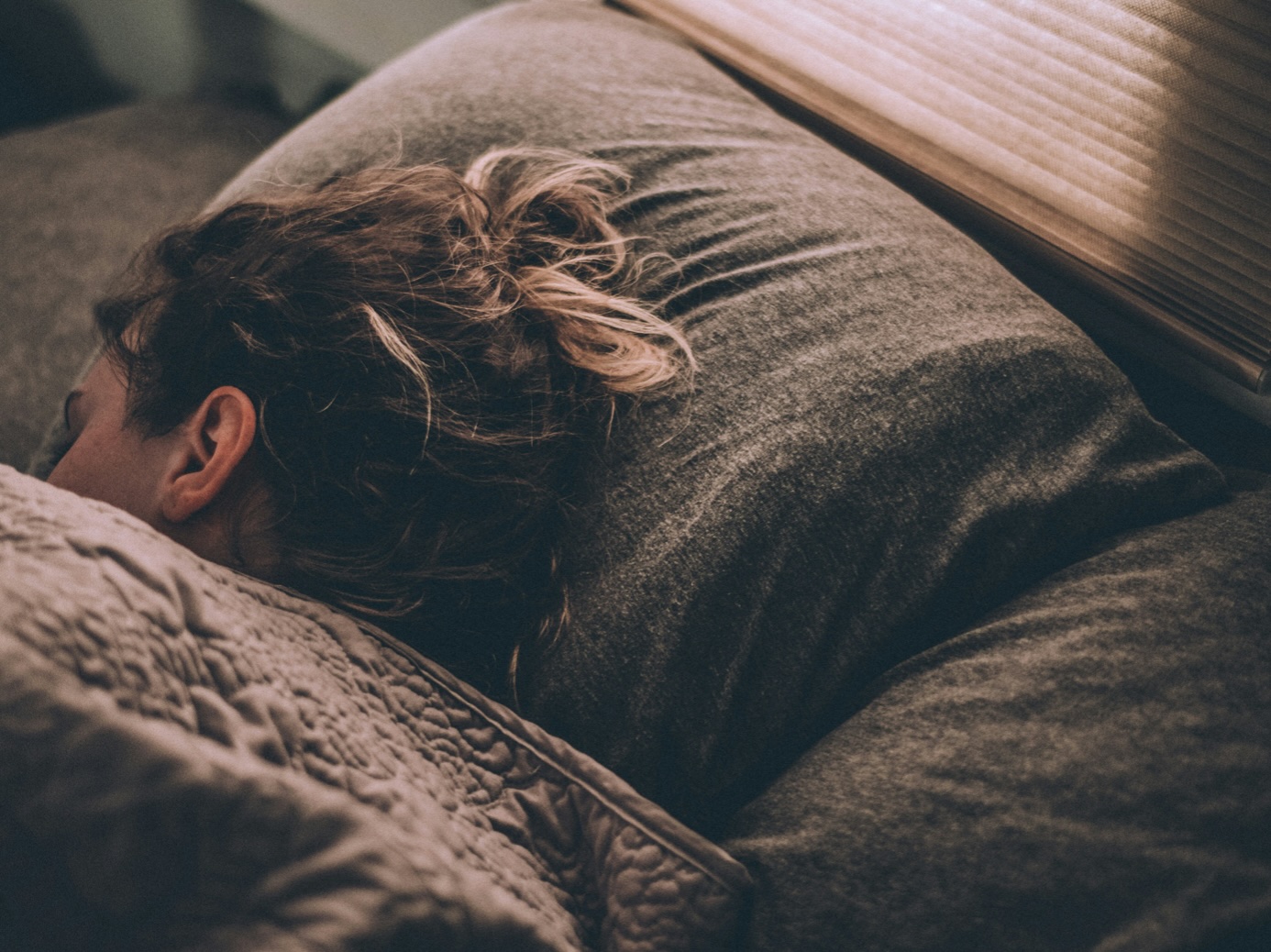 更年期にカラダがだるくて眠っている女性